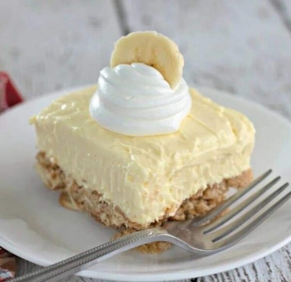 the best Banana Cream Cheesecake Bars Recipe